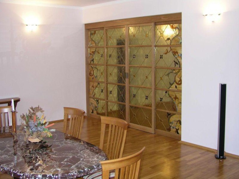Перегородка для гостиной с цветным стеклом и декоративными вставками Уфа