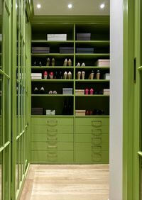 Г-образная гардеробная комната в зеленом цвете Уфа